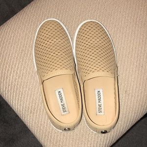 Women’s 6 lightly worn steve madden slip ons